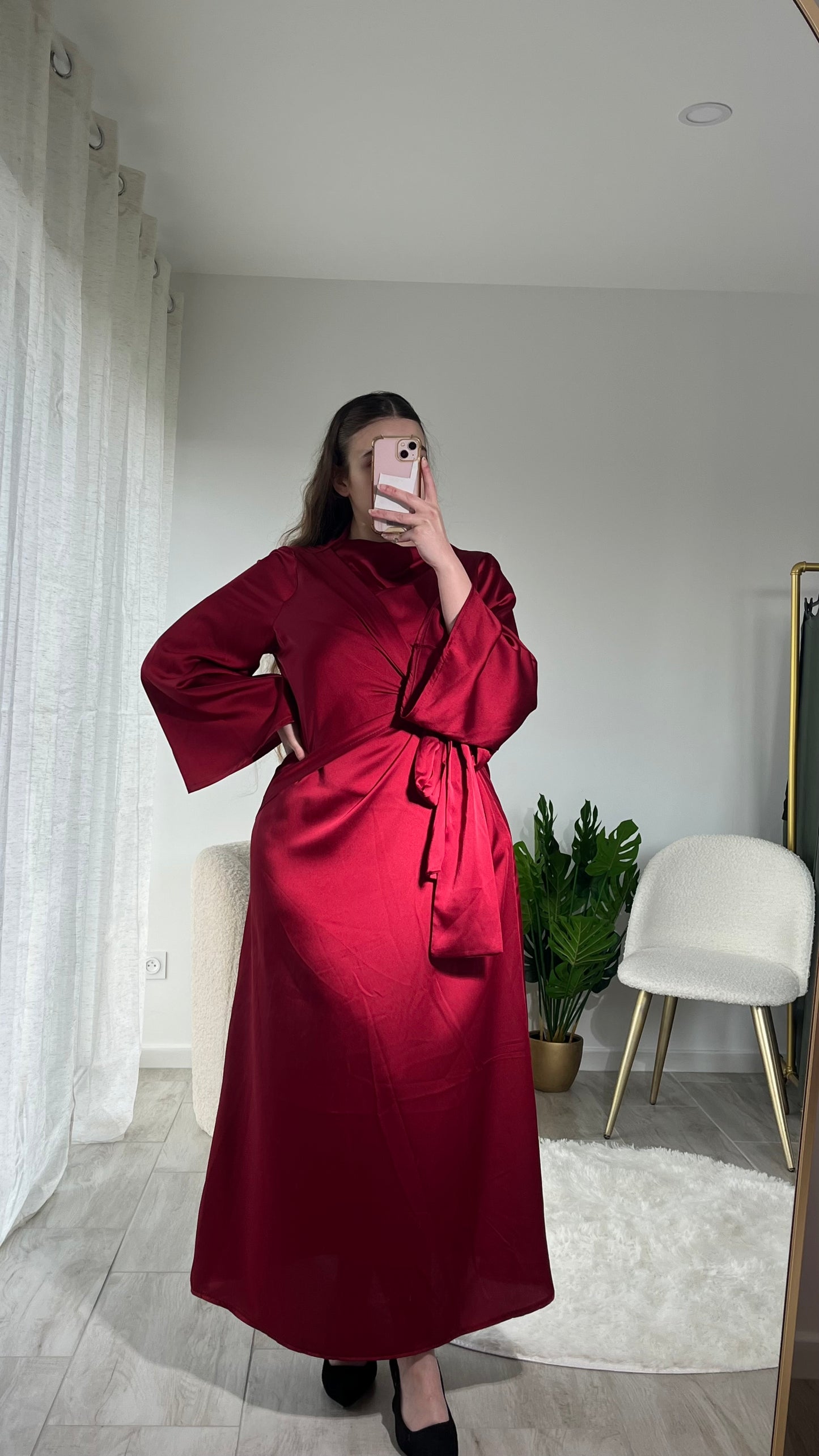 Découvrez notre magnifique robe longue, un incontournable de votre garde-robe. Confectionnée à 95 % en polyester et 5 % en élasthane, cette robe allie confort et élégance. Sa matière légère et fluide épouse délicatement les formes tout en offrant une grande liberté de mouvement.
Taille unique du 42 au 48.
Coloris : Bordeaux et marron, une combinaison chic et intemporelle qui s'adapte à toutes les occasions. Design : Un nœud délicat sur le devant de la robe apporte une touche de féminité et de sophis