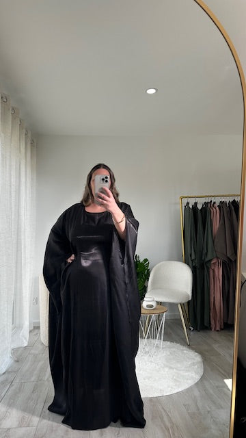 Robe de Soirée Abaya – Élégance Flottante & Raffinement Oriental
Succombez au charme intemporel de cette robe de soirée Abaya, pensée pour allier élégance, fluidité et modernité. Confectionnée dans un tissu léger au tombé parfait, elle est cintée à la taille grâce à un lien intérieur discret à resserrer, qui sublime subtilement la silhouette tout en conservant un grand confort.
Ses manches papillon amples et aériennes ajoutent une touche de grâce et de féminité à l’ensemble. Parfaite pour les occasion
