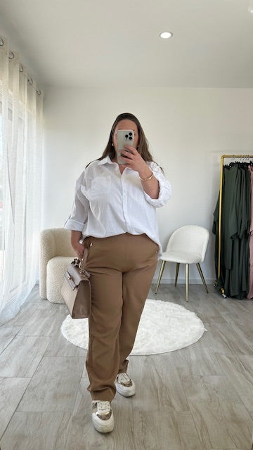 Pantalon Fluide Style Zara – Élégance & Confort au Quotidien
Laissez-vous séduire par ce pantalon fluide au style résolument chic. Sa matière légère , fluide et douce au toucher vous offre un confort optimal tout au long de la journée. Parfait pour un look décontracté ou plus habillé, il s'adapte à toutes les occasions.
Avec sa taille élastique , il épouse naturellement votre silhouette, tandis que les deux poches latérales ornées de boutons dorés apportent une touche élégante et féminine.
✅ Détails