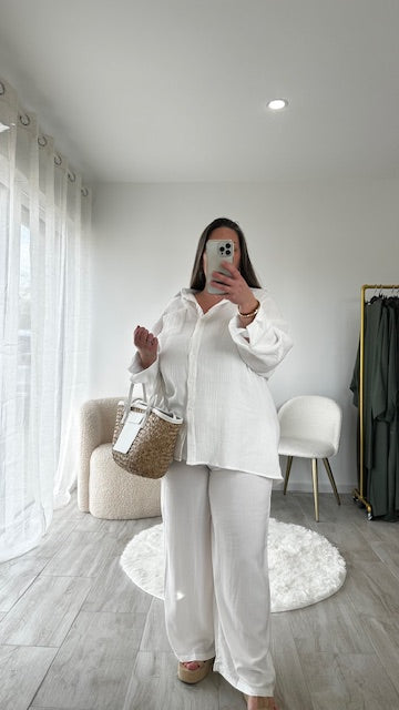 Craquez pour cette chemise en gaze de coton , un indispensable du dressing pour un look à la fois tendance, confortable et décontracté. Elle offre une matière ultra douce, légère et respirante , idéale pour la mi-saison comme pour les journées estivales. Elle est dotée d'une fermeture boutonnée sur le devant , de manches longues , et d'une petite poche poitrine qui ajoute une touche décontractée à son design épuré. Sa texture gaufrée et sa coupe légèrement ample assurent un confort total tout en gardant du
