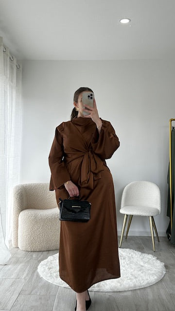 Découvrez notre magnifique robe longue, un incontournable de votre garde-robe. Confectionnée à 95 % en polyester et 5 % en élasthane, cette robe allie confort et élégance. Sa matière légère et fluide épouse délicatement les formes tout en offrant une grande liberté de mouvement.
Taille unique du 42 au 48.
Coloris : Bordeaux et marron, une combinaison chic et intemporelle qui s'adapte à toutes les occasions. Design : Un nœud délicat sur le devant de la robe apporte une touche de féminité et de sophis