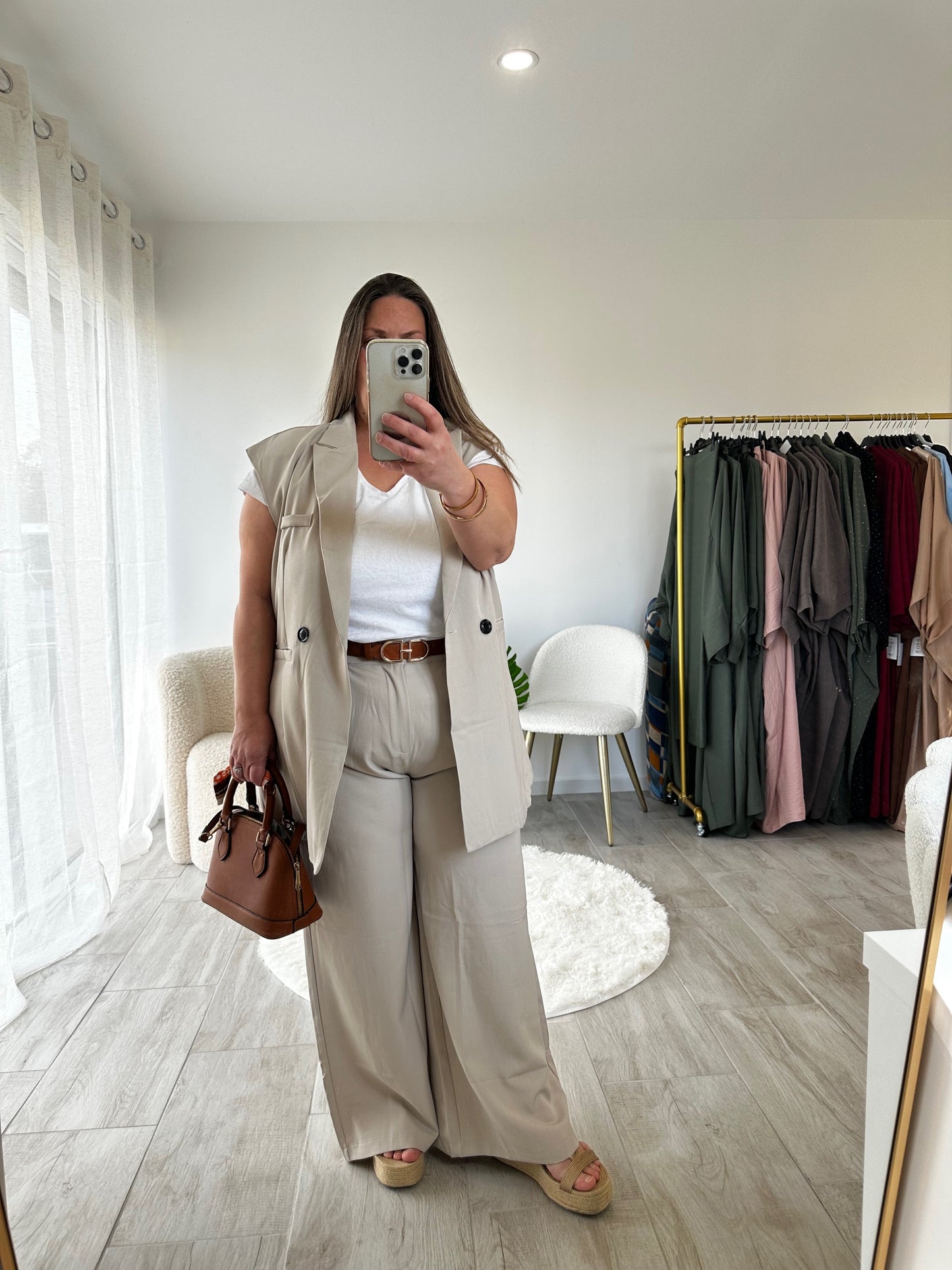 &nbsp;Que vous souhaitiez créer un look professionnel ou une tenue plus décontractée, cet ensemble tailleur est un incontournable de votre garde-robe.
Associez-le à un top élégant et à des accessoires raffinés pour un style impeccable.

Caractéristiques du produit :

Coloris : &nbsp;Disponible en noir classique et en beige chic, pour s'adapter à toutes vos envies de mode. Taille : Élastique pour un ajustement parfait et un confort optimal tout au long de la journée. Composition : Fabriqué à 95 % en soie et 