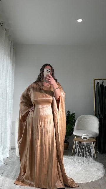 Robe de Soirée Abaya – Élégance Flottante &amp; Raffinement Oriental

Succombez au charme intemporel de cette robe de soirée Abaya, pensée pour allier élégance, fluidité et modernité. Confectionnée dans un tissu léger au tombé parfait, elle est cintée à la taille grâce à un lien intérieur discret à resserrer, qui sublime subtilement la silhouette tout en conservant un grand confort.

Ses manches papillon amples et aériennes ajoutent une touche de grâce et de féminité à l’ensemble. Parfaite pour les occasion