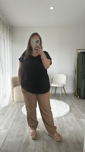 Blouse Fluide à Liseré Doré – Élégance Légère &amp; Détail Raffiné

Ajoutez une touche de raffinement à votre garde-robe avec cette blouse fluide à manches courtes , idéale pour la saison. Son col V délicatement orné d'un liseré doré illumine le décolleté, tandis qu'un petit nœud discret au dos apporte une note pleine de charme. Sa coupe fluide et légère assure un tombé flatteur, tout en offrant un confort féminin optimal au quotidien. Parfait pour un look habillé ou plus décontracté, elle se marie facileme