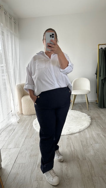 Pantalon Fluide Style Zara – Élégance &amp; Confort au Quotidien

Laissez-vous séduire par ce pantalon fluide au style résolument chic. Sa matière légère , fluide et douce au toucher vous offre un confort optimal tout au long de la journée. Parfait pour un look décontracté ou plus habillé, il s'adapte à toutes les occasions.

Avec sa taille élastique , il épouse naturellement votre silhouette, tandis que les deux poches latérales ornées de boutons dorés apportent une touche élégante et féminine.

✅ Détails 