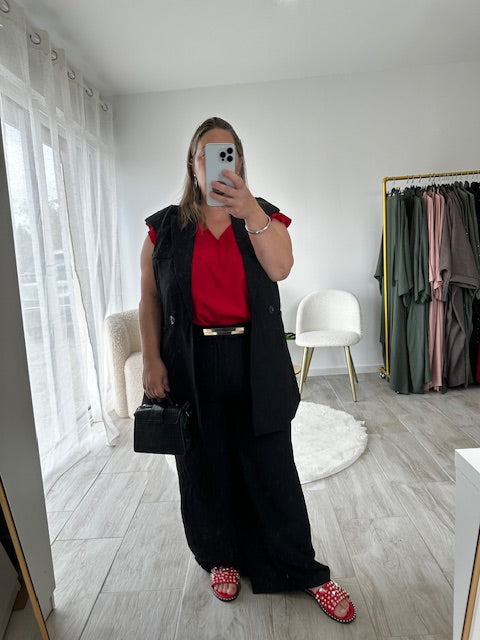 &nbsp;Que vous souhaitiez créer un look professionnel ou une tenue plus décontractée, cet ensemble tailleur est un incontournable de votre garde-robe.
Associez-le à un top élégant et à des accessoires raffinés pour un style impeccable.

Caractéristiques du produit :

Coloris : &nbsp;Disponible en noir classique et en beige chic, pour s'adapter à toutes vos envies de mode. Taille : Élastique pour un ajustement parfait et un confort optimal tout au long de la journée. Composition : Fabriqué à 95 % en soie et 