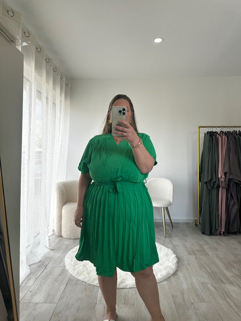 Robe Verte Fluide – Élégance Légère &amp; Silhouette Sublimée

Craquez pour cette robe verte fluide et légère, idéale pour la saison printemps-été. Sa longueur genoux et sa matière aérienne en font une pièce aussi agréable à porter qu’élégante. Le col croisé apporte une touche féminine raffinée, tandis que la taille cintrée met en valeur la silhouette avec douceur.

✅ Détails produit :

Robe fluide, légère et confortable
Longueur : au niveau des genoux
Col croisé élégant
Taille cintrée
Coloris : Vert
Compos