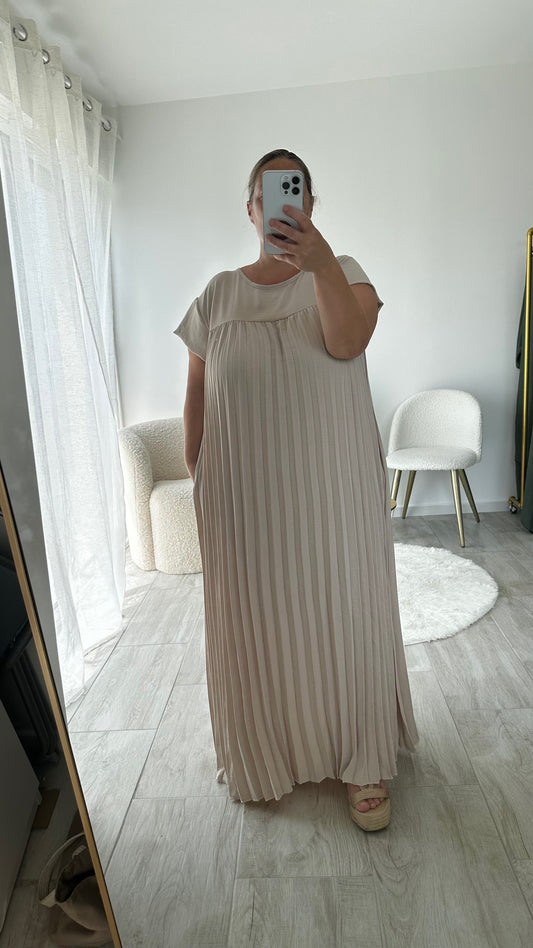 Robe Longue Plissée – Élégance &amp; Confort&nbsp;

Apportez une touche de féminité et de fluidité à votre dressing avec cette robe longue plissée, idéale pour toutes les occasions. Confortable, chic et facile à porter, elle convient à toutes les morphologies grâce à sa coupe ample et ses finitions soignées, légères et très confortables.

Caractéristiques du produit :
Coupe : Longue et plissée
Manches : Courtes
Poches : 2 poches latérales pratiques
Matière : 95 % polyester, 5 % élasthanne
Tailles disponible
